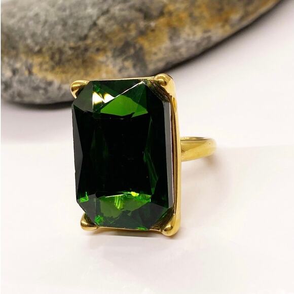 NEW Emerald Green Zirconium Stone Cocktail Ring - Picture 1 of 16
